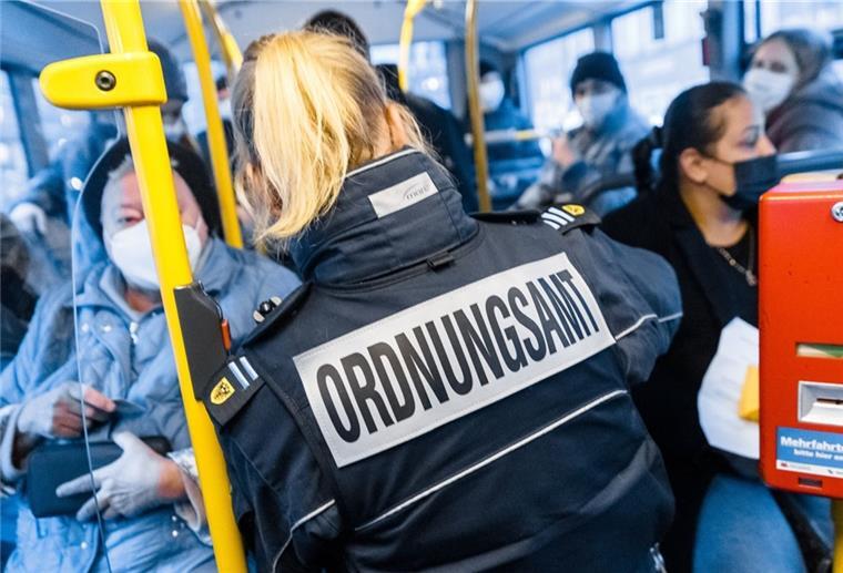 3G-Pflicht in Bussen und Bahnen wird wieder kontrolliert Eine Mitarbeiterin des Ordnungsamts Lübeck überprüft in einem Linienbus den Impfstatus oder Testnachweis eines Fahrgastes.