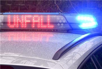 Die Leuchtschrift "Unfall" auf dem Dach eines Polizeiwagens