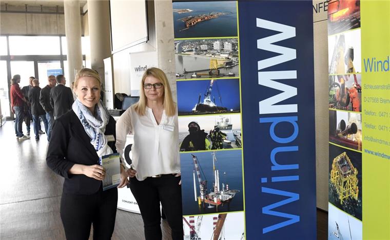Windbranche sucht händeringend Fachkräfte in Bremerhaven Hielten nach geeigneten Bewerbern auf der Messe ausschau: Kerstin Halfpap (links) und Petra Schlieben von der Firma WindMW aus Bremerhaven.