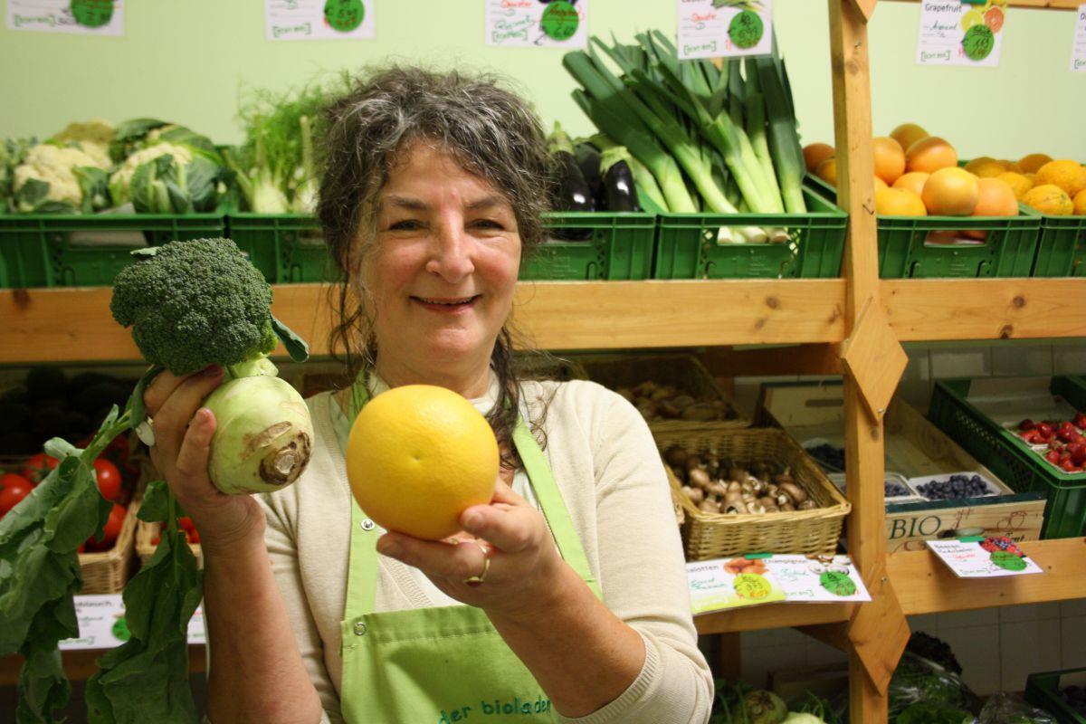 Kleiner Bio-Laden in Bremerhaven trotzt der Supermarkt-Konkurrenz Hier bleibt nichts lange liegen: Viermal in der Woche bekommt Geschäftsinhaberin Susanne Koch-Saltik neue Ware.