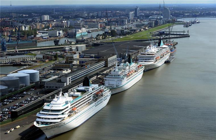 Gleich vier Kreuzliner an der Columbsukaje Hier eine Aufnahme mit drei Schiffen der Phoenix-Reederei an der Columbuskaje - gemacht im September 2015. Zu sehen sind die "Amadea", die "Albatros" und die " Artania".