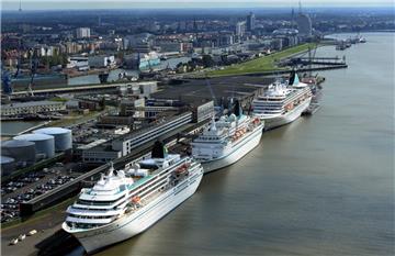 Hier eine Aufnahme mit drei Schiffen der Phoenix-Reederei an der Columbuskaje - gemacht im September 2015. Zu sehen sind die  "Amadea", die  "Albatros" und die " Artania".