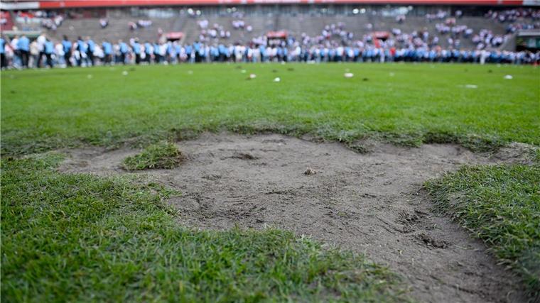 Stadion-Rasen zu verkaufen Hier fehlte nach der Aufstiegsfeier ein Stück Rasen.
