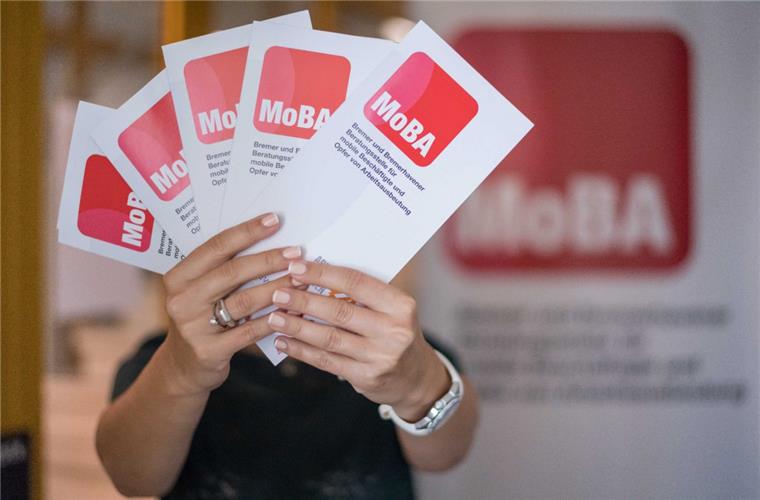 Hier finden osteuropäische Zuwanderer Hilfe und Beratung zum deutschen Arbeitsrecht: Bei der Bremerhavener Beratungsstelle für mobile Beschäftigte und Opfer von Arbeitsausbeutung. Die Mitarbeiterinnen wollen ihr Gesicht nicht öffentlich zeigen, um ihre Arbeit nicht zu gefährden.