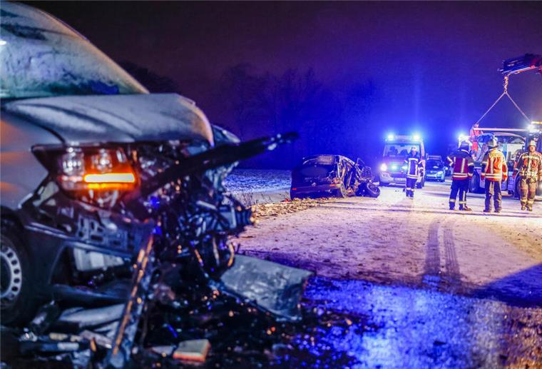 Hier gab es eine Massenkarambolage auf schneebedeckter Straße bei Heilsbronn im Landkreis Ansbach.