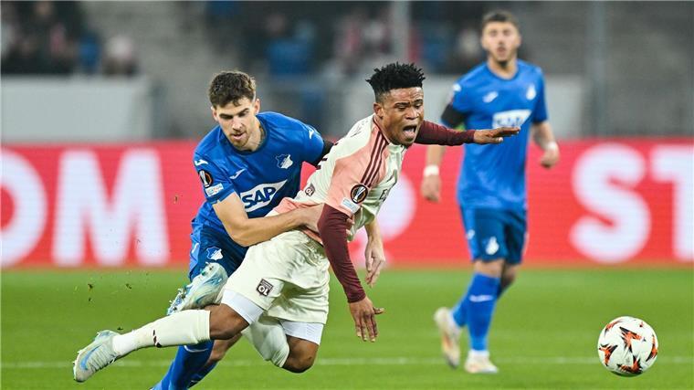 2:2 gegen Lyon: Verrückte Nachspielzeit in Hoffenheim Hier geblieben: TSG-Abwehrchef Anton Stach räumt hinten auf.