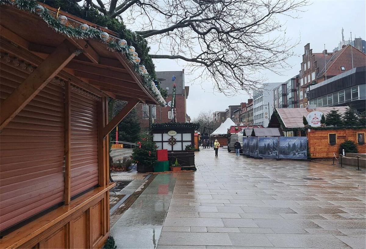 „Zoltan“ stört den Budenzauber: Donnerstag kein Weihnachtsmarkt in Bremerhaven Hier geht heute nichts mehr. Wegen des Sturmtiefs "Zoltan" bleibt in Bremerhaven der Weihnachtsmarkt geschlossen.