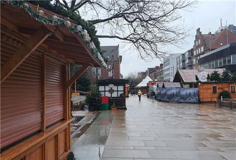 Hier geht heute nichts mehr. Wegen des Sturmtiefs "Zoltan" bleibt in Bremerhaven der Weihnachtsmarkt geschlossen.