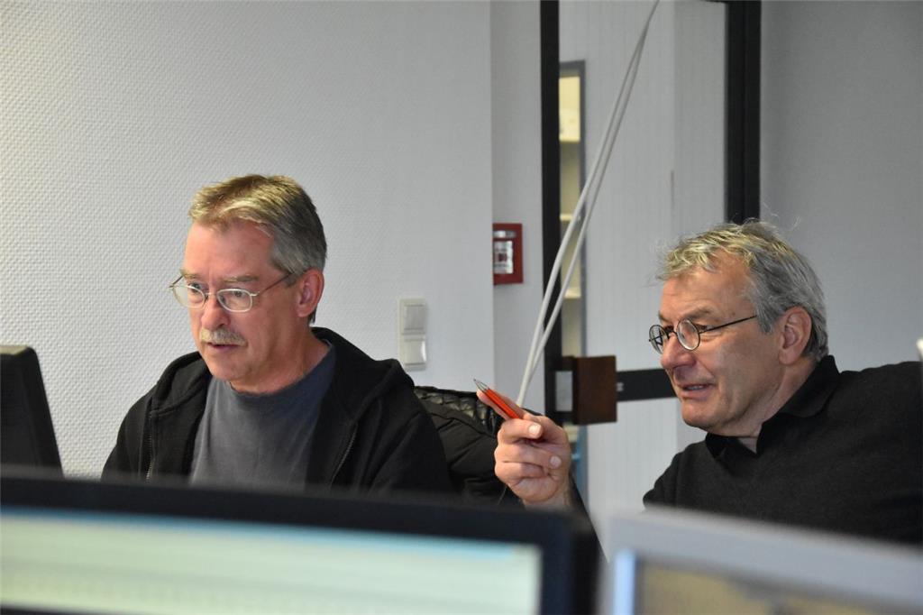 Hier geht&apos;s um die Optik: Radio-Reporter Wolfgang Rumpf bringt seine Geschichte zusammen mit Producer Andreas Glandorf in Form für die Zeitungsseite.