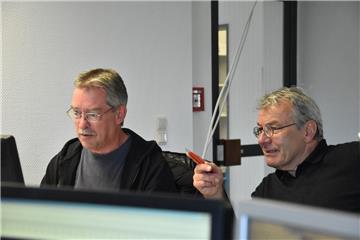 Hier geht&apos;s um die Optik: Radio-Reporter Wolfgang Rumpf bringt seine Geschichte zusammen mit Producer Andreas Glandorf in Form für die Zeitungsseite.