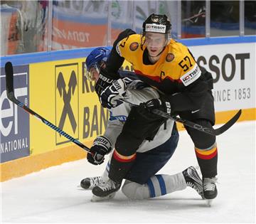 Hier gewinnt der deutsche Spieler Marcel Goc (rechts) einen Zweikampf gegen den Finnen Sebastian Aho. Aber der Eindruck täuscht: Unterm Strich waren die Skandinavier zu stark für die DEB-Auswahl.