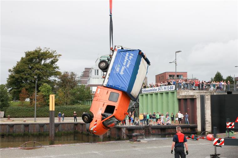 Hier hängt der Müllwagen der EBB am Haken. Er war zuvor aus noch ungeklärter Ursache in die Sportbootschleuse gerollt.