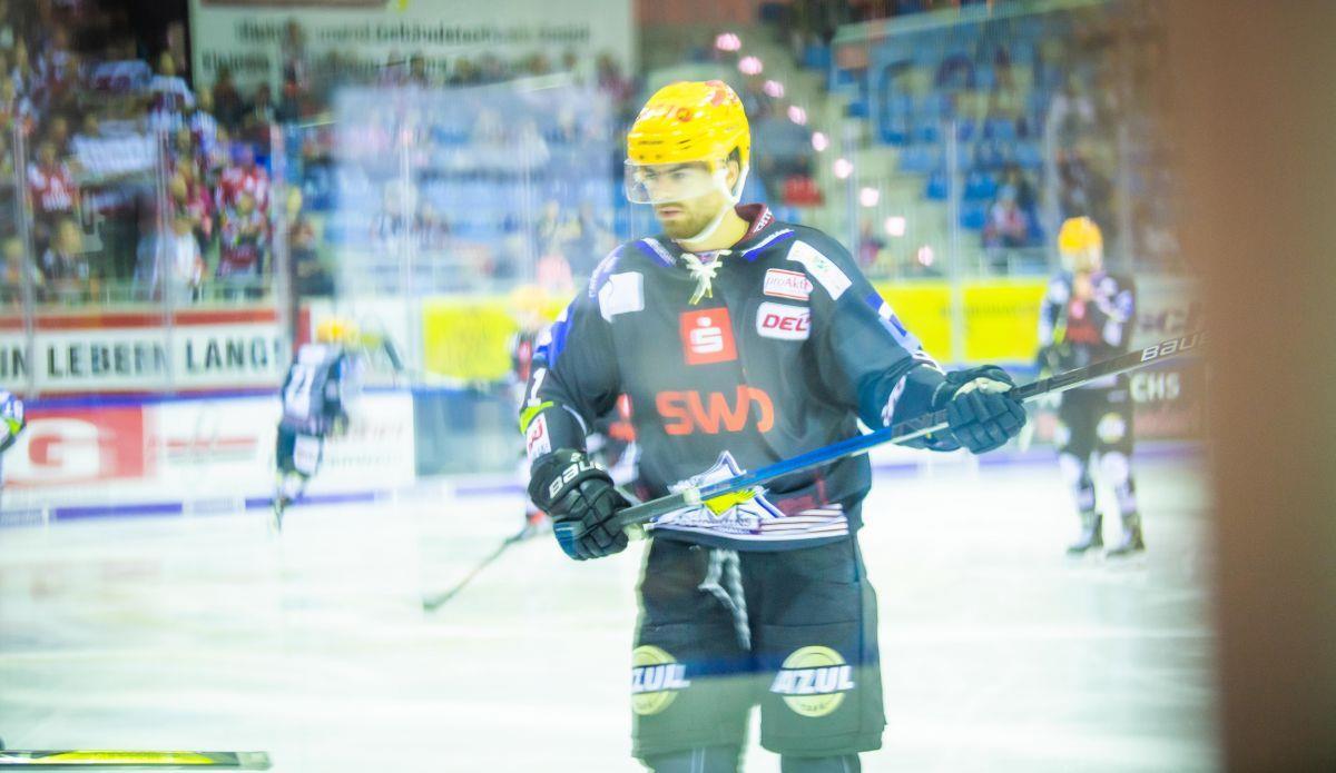 Kein Durchblick: Neue Plexiglasscheibe sorgt bei Eishockeyfans für Ärger Hier hat nicht etwas der Fotograf verwackelt, es ist vielmehr die neue Bande, die für die Verzerrung sorgt. Aufgenommen wurde das Bild beim SWB-Cup. Mehrere Zuschauer reklamierten bereits, dass man durch die neuen Scheiben nicht gut gucken kann.