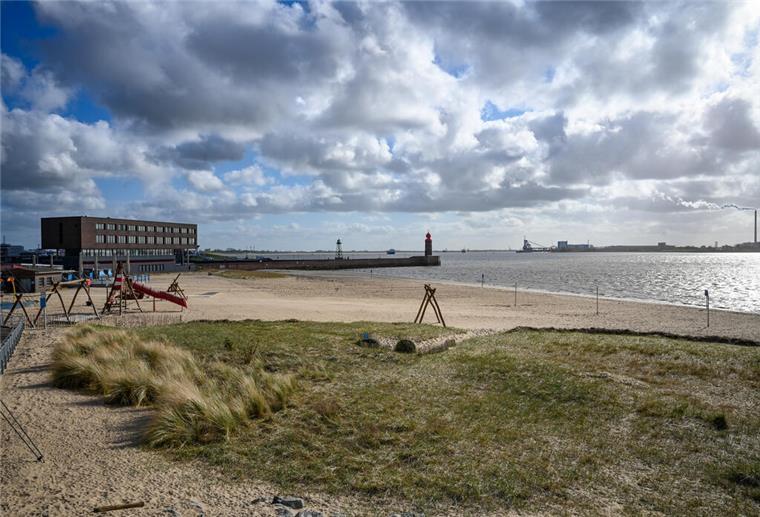 Neue Hürden für die Bremerhavener Plansch-Lagune: Ist das Wasser überhaupt sauber? Strand am Fluss