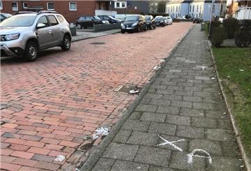 Hier, in der Straße Hörn, quasi vor seiner Haustür, wurde der 56-Jährige erstochen aufgefunden. Die Cuxhavener Polizei hat jetzt noch einmal einen Zeugenaufruf gestartet.