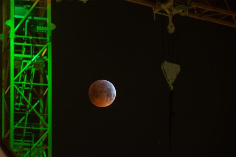 Totale Mondfinsternis: Rötlicher Mond war gut sichtbar Hier ist der "Blutmond" hinter einem Baukran zu sehen.