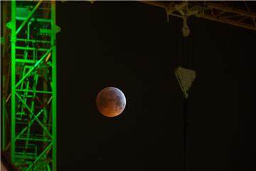 Hier ist der "Blutmond" hinter einem Baukran zu sehen.

