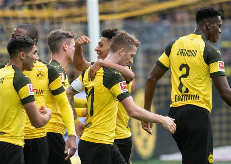 Hier ist die Borussia-Welt noch in Ordnung: Jadon Sancho (Mitte) jubelt mit Marco Reus über seinen Treffer zum 2:1. 