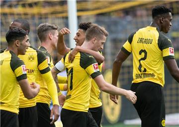 Hier ist die Borussia-Welt noch in Ordnung: Jadon Sancho (Mitte) jubelt mit Marco Reus über seinen Treffer zum 2:1. 