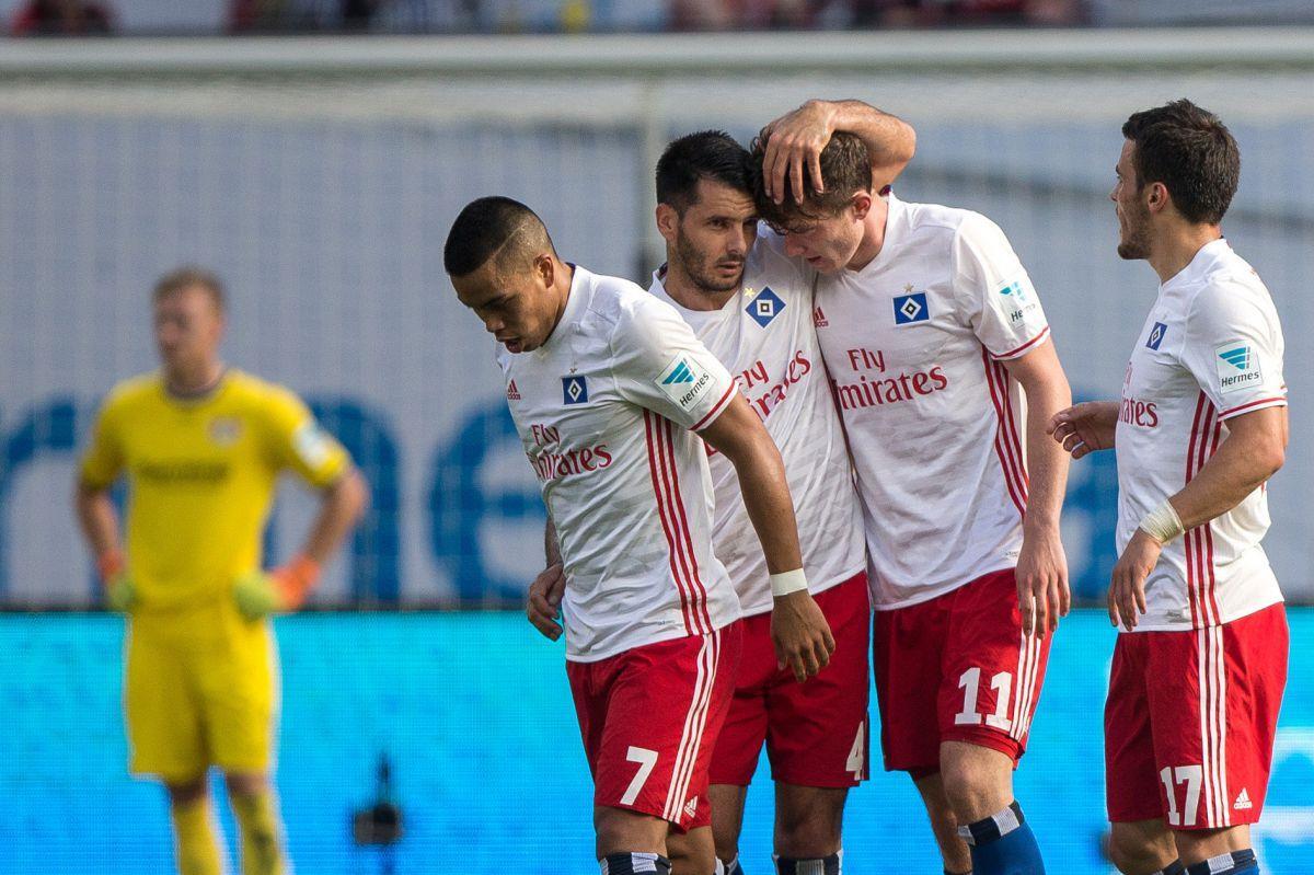 Hier  ist die Hamburger Welt noch in Ordnung (von links): Torschütze Bobby Wood, Emir Spahic, Michael Gregoritsch und Filip Kostic jubeln über Treffer zum 1:0 für den HSV. 