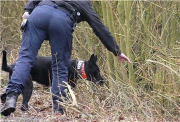 Hier ist ein Spürhund der Polizei Niedersachsen im Einsatz, um Hinweise zum Verbleib von Ekaterina zu erschnüffeln.