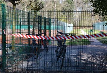 Ein Fahrrad steht hinter einem Zaun an den Tennisplätzen in Zeven