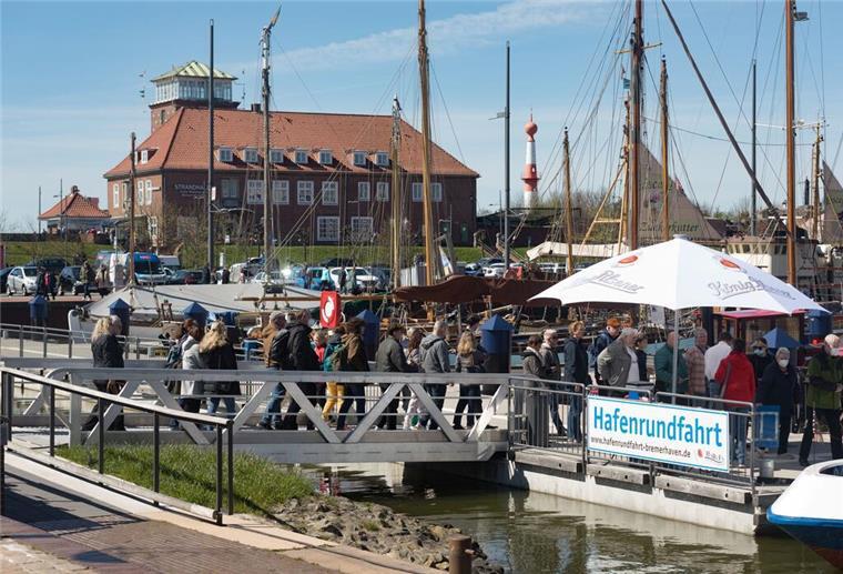 Gäste warten auf Hafenrundfahrt