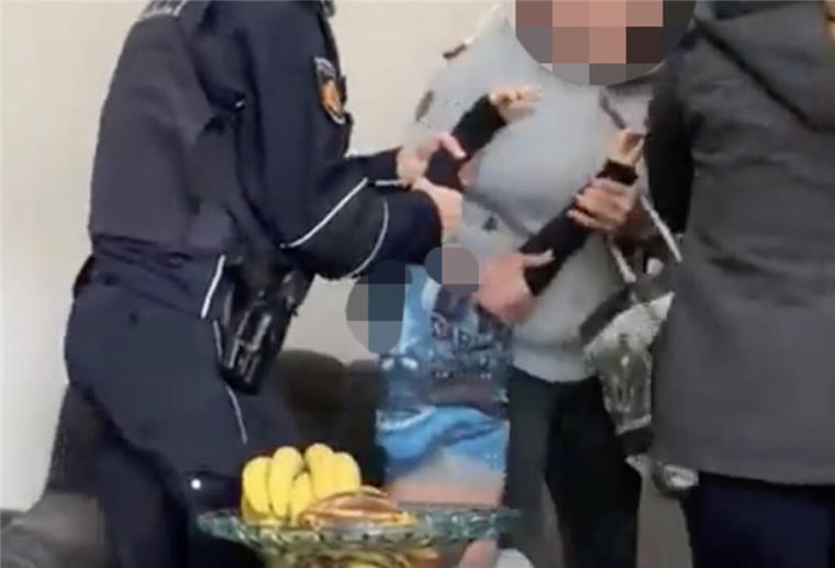 Hier ist zu sehen, wie ein kleiner Junge aus der Wohnung geholt wird.