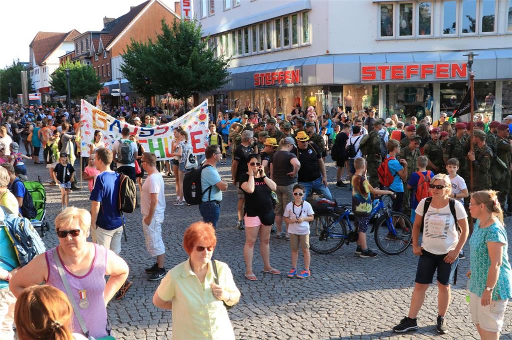 Hier kamen noch einmal alle zusammen: In der Fußgängerzone wurden die Medaillen ausgegeben und die Chance genutzt, sich noch ein wenig auszuruhen, bevor es weiter ging zur Siegerehrung.