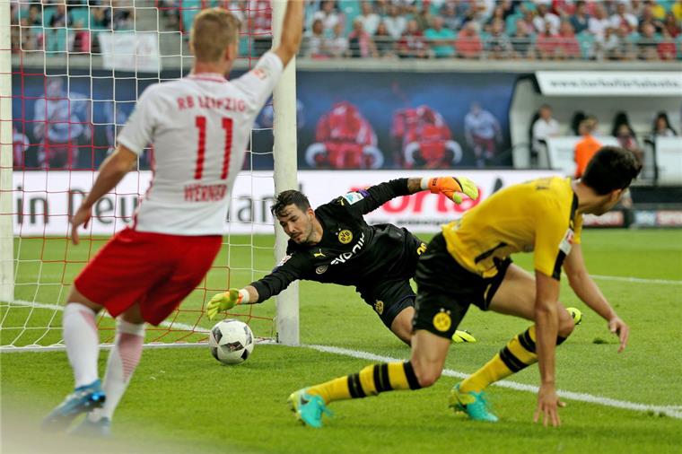 Hier kann Dortmunds Torwart Roman Bürki den Leipziger Timo Werner (links) noch stoppen.