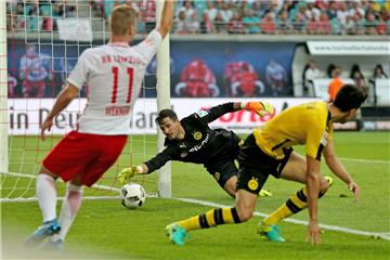 Hier kann Dortmunds Torwart Roman Bürki den Leipziger Timo Werner (links) noch stoppen.