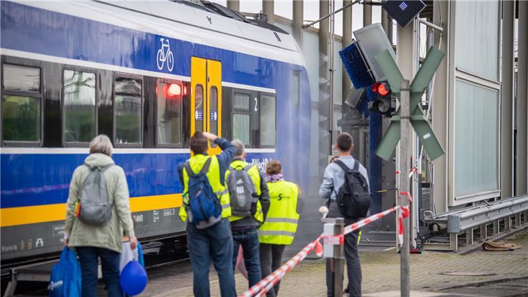Hier kann man zusehen, wie ein Zug in der Waschstraße geschrubbt wird.