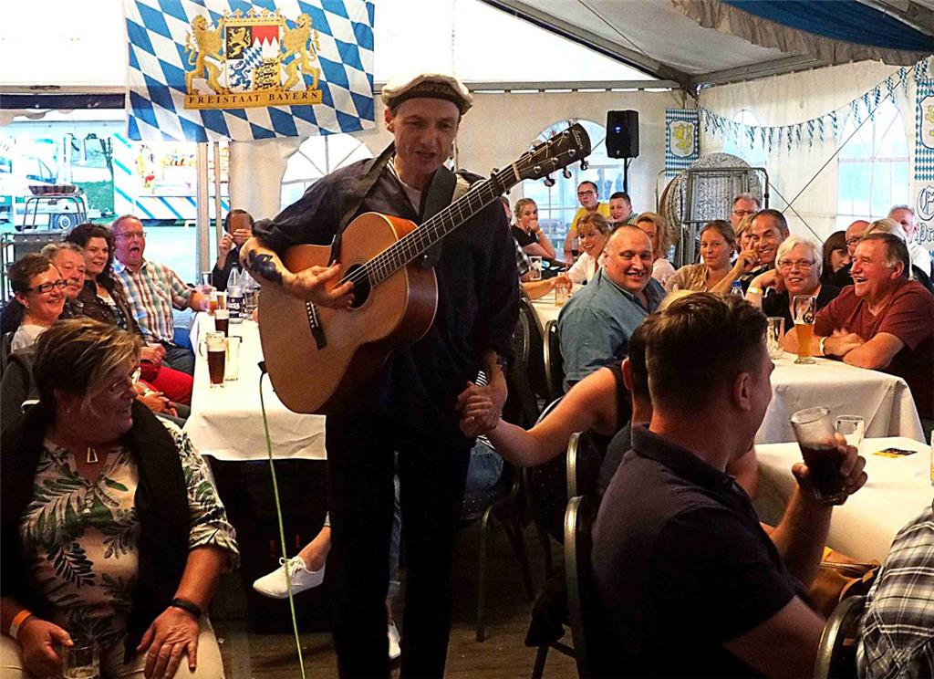 Hier „kapert“ Nagelritz eine junge Frau aus dem Publikum und holt sie auf die Bü...