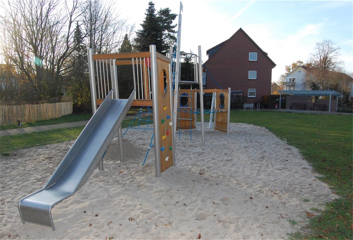Hier können sich die Kinder austoben: Ein Spielschiff lädt zu vielen Aktivitäten ein. Im Hintergrund rechts ist der überdachte Sitzplatz zu sehen. Auf dem Pflaster davor kann Schach oder Dame gespielt werden.
