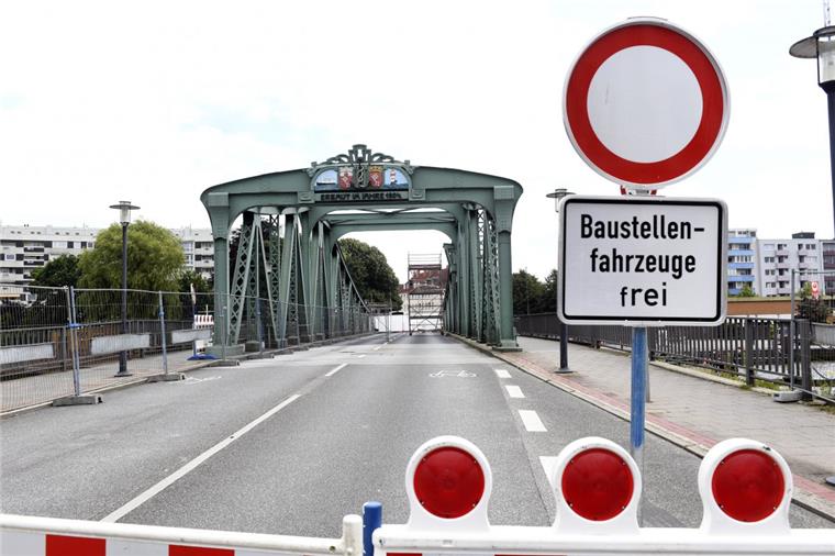 Hier kommen nur noch Fußgänger über den Fluss: Die Sperrung der Alten Geestebrücke hat für einige Händler und Hoteliers böse Folgen. Foto Scheer