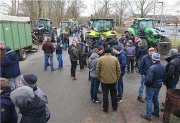 Hier kommt kein Aldi-Lastwagen mehr durch: Landwirte haben sich vor dem Aldi-Zentrallager in Beverstedt versammelt, um gegen die Aldi-Preispolitik zu protestieren.