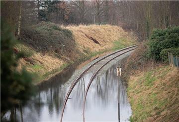 Von Wasser überspültes Gleisbett. 
