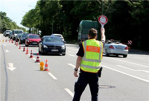 Hier kontrollieren Polizisten Verkehrsteilnehmer an der Georgstraße.