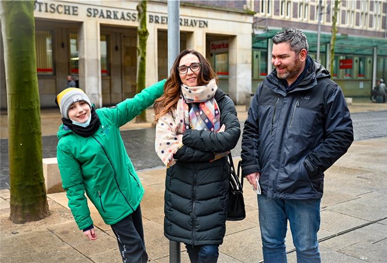 Hier, mitten auf der „Bürger“, nimmt die Auswanderergeschichte von Cynthioa Andraczek ihren Anfang. Ohne das deutsche Praktikum bei der Sparkasse vor 20 Jahren hätte die Französin nicht ihren späteren Mann Martin kennengelernt. Seinetwegen verließ sie 2001 ihre Heimat. Sohn Dorian wächst mit beiden Staatsbürgerschaften auf.