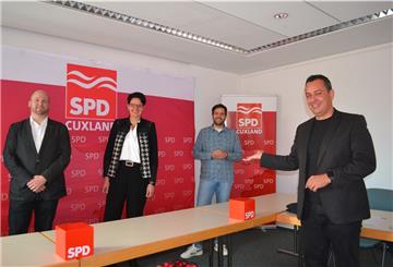 Hier sind sie: SPD-Kreisparteichef Oliver Lottke (rechts) präsentiert die Bewerber für die Bundestagskandidatur (von links): Hendrik Rehm, Katja Brößling und Daniel Schneider.