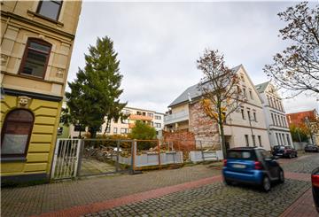 Hier stand eine Problem-Immobilie. Das abgebrannte Haus in der Wülbernstraße 27 war eins, dass die Stadt hat räumen lassen. Mittlerweile ist es weitgehend abgerissen.