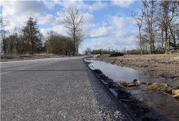 Hier steht das Wasser neben dem Radweg. In Höhe Niens war Mittwochnachmittag der Weg selbst noch überschwemmt.