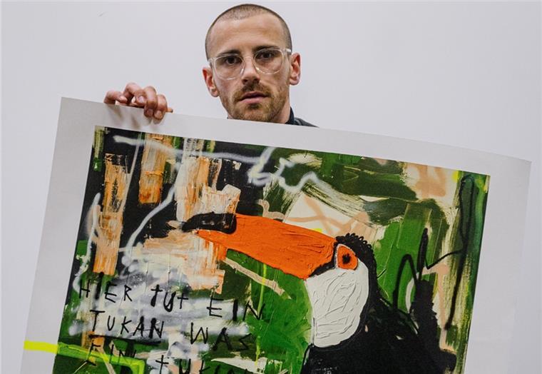 Hier tut Fynn Kliemann, was Fynn Kliemann tun kann: Er bringt einen Kunstdruck namens "Tukan" per Internet tausendfach unter meist junge Leute - für 298 Euro je Druck.