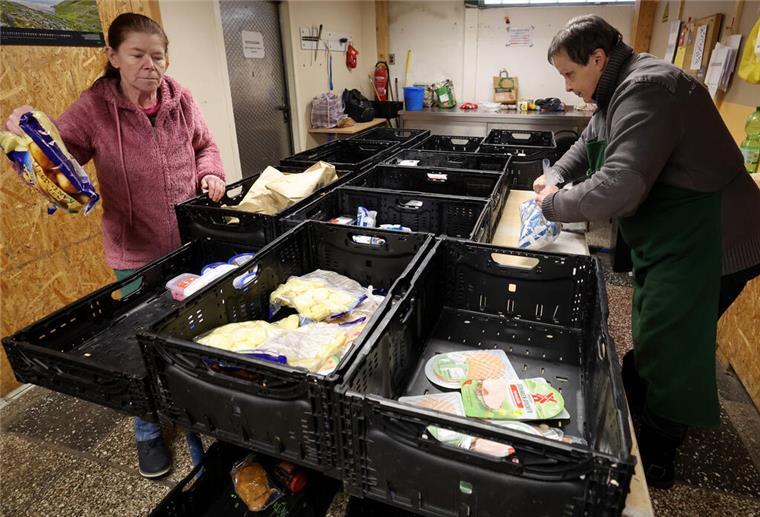 Die Tafeln haben große Sorgen - dabei sind die Lebensmittelspenden so wichtig Hier werden bei einer Tafel die Lebensmittel kontrolliert. Die Anbieter sind in Not.