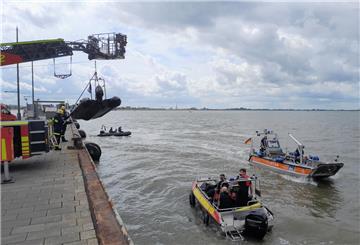 Hier werden die Motorrettungsboote von Feuerwehr, DLRG und THW an der Seebäderkaje zu Wasser gelassen.