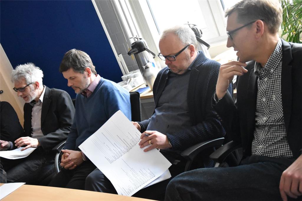 Hier werden die wichtigsten Themen für die morgige Ausgabe der Zeitung festgelegt. Nordwestradio-Programmleiter Karsten Binder (von rechts), NZ-Lokalredakteur Thorsten Brockmann, Radio Bremen Programmleiter Kai Schlüter und NZ-Landkreis-Chef Christian Döscher.
