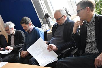 Hier werden die wichtigsten Themen für die morgige Ausgabe der Zeitung festgelegt. Nordwestradio-Programmleiter Karsten Binder (von rechts), NZ-Lokalredakteur Thorsten Brockmann, Radio Bremen Programmleiter Kai Schlüter und NZ-Landkreis-Chef Christian Döscher.