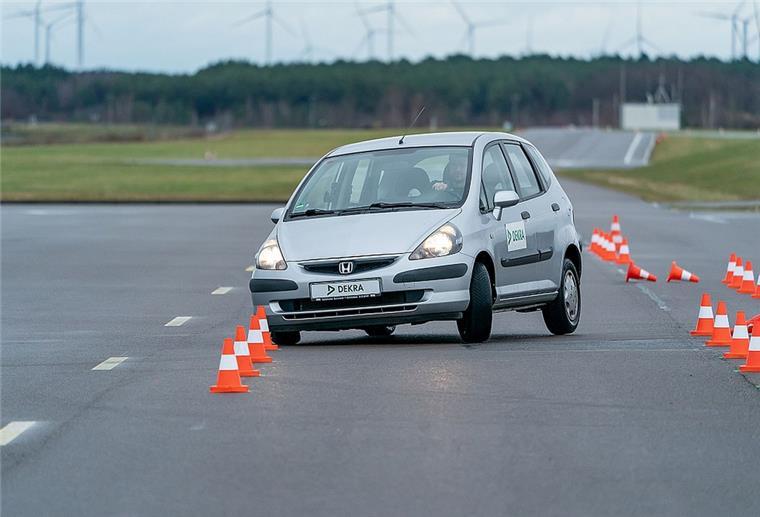 Ein Auto wird bei Spurwechseln getestet. 