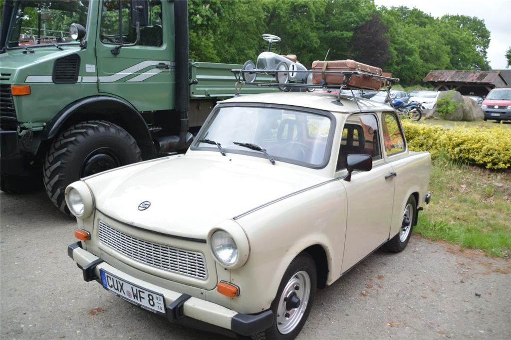 Hier wird die Vergangenheit lebendig. Mit Koffer und Bobbycar auf dem Dach schei...