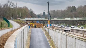 Hier wird es aus Richtung Autobahn künftig in den Hafentunnel gehen. Der aufgeschüttete Sandberg verschwindet jetzt wieder.